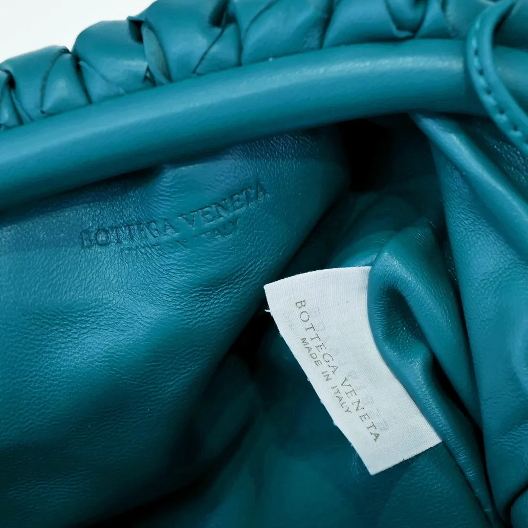 🔥🔥The counterattack of the popular Bottega Veneta started with this series of cloud bags, which went viral in the fashion circle and started a craze! Out of stock, out of stock, out of stock... One piece is hard to find, super hard to buy, regardless of age, season, or occasion. Very classy. Really, if you carry this on the road, it will turn heads! This is also the reason why this series is so expensive. Large size: 38*20*8.5cm [Big clouds and large grid weaving]